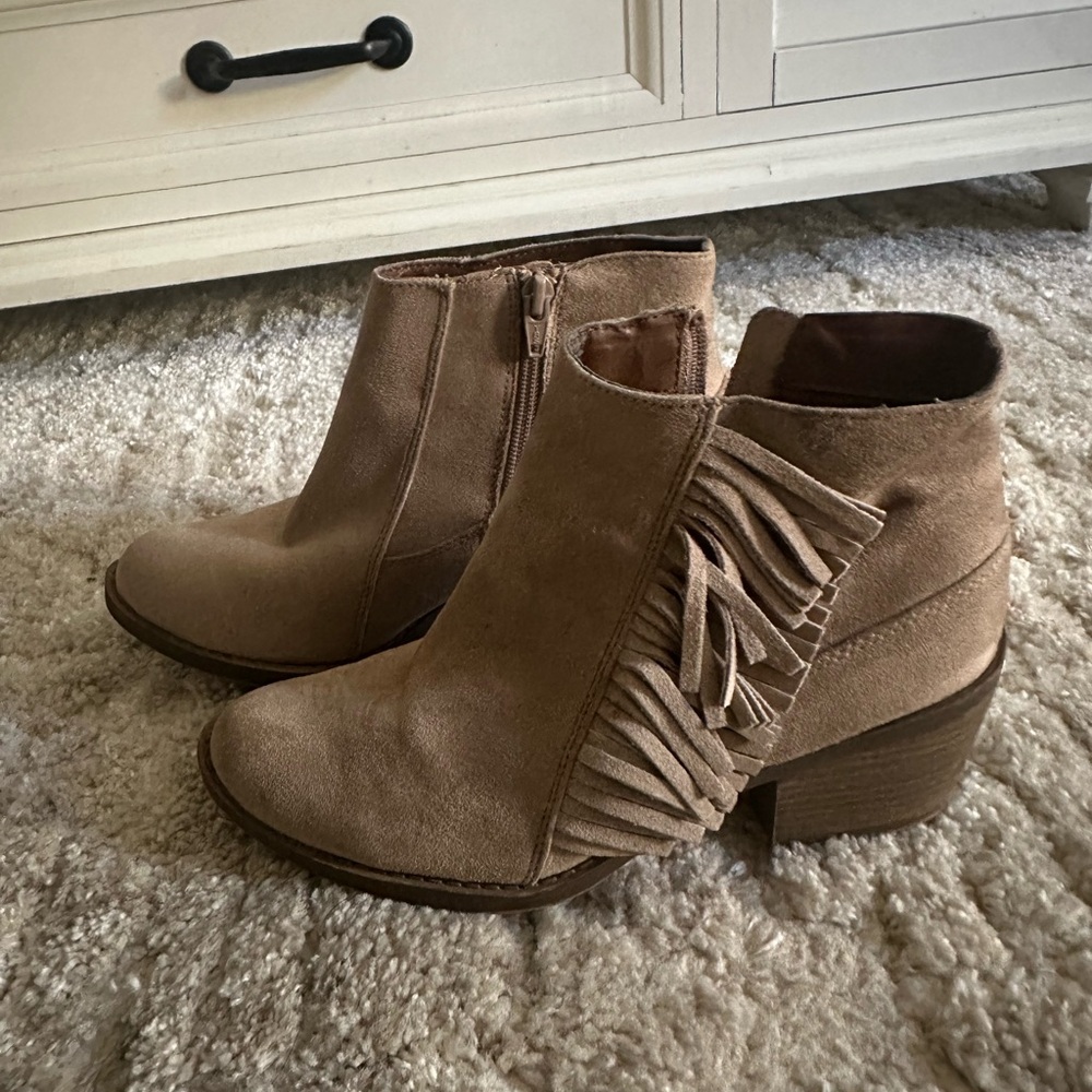 MOSSIMO SUEDE LEATHER FRINGE TAUPE LOW HEEL ANKLE BOOTS CREAM GREY BROWN Sz 7.5
